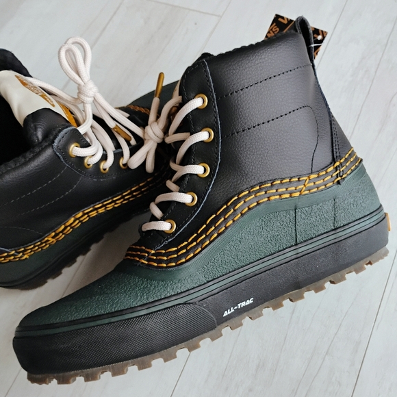 VANS NEW Standard Mid Snow MTE Boots - Picture 13 of 13